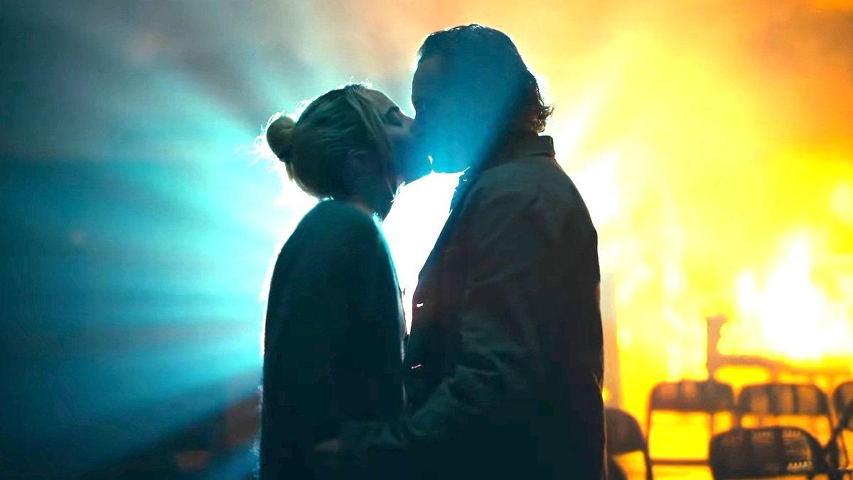 Joker 2 image of lady gaga and joaquin phoenix kissing in trailer